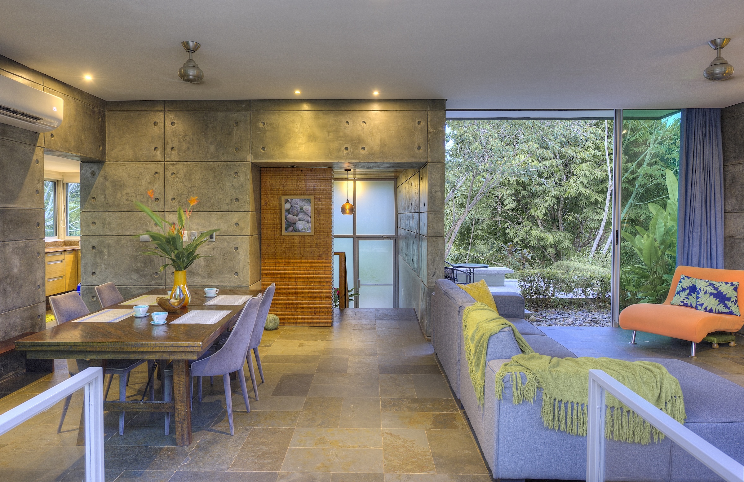 Villa Los Laureles I living and dining room